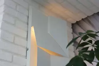 Отделка П-образного балкона искусственным камнем с утеплением