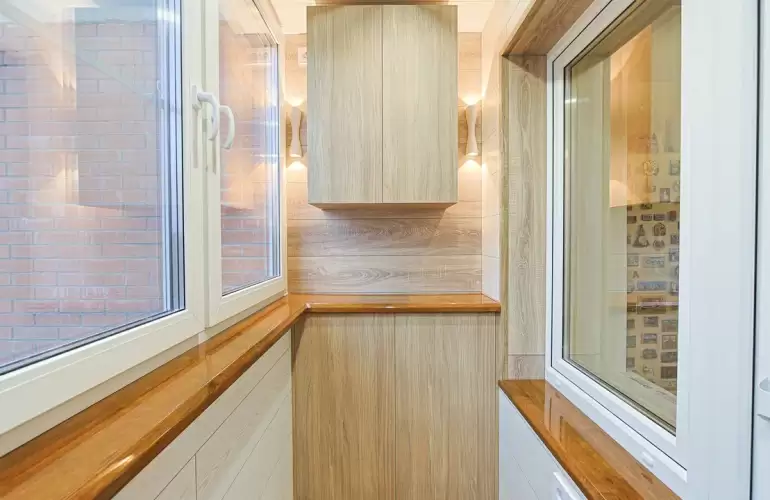 Отделка ламинатом Г-образного балкона с утеплением